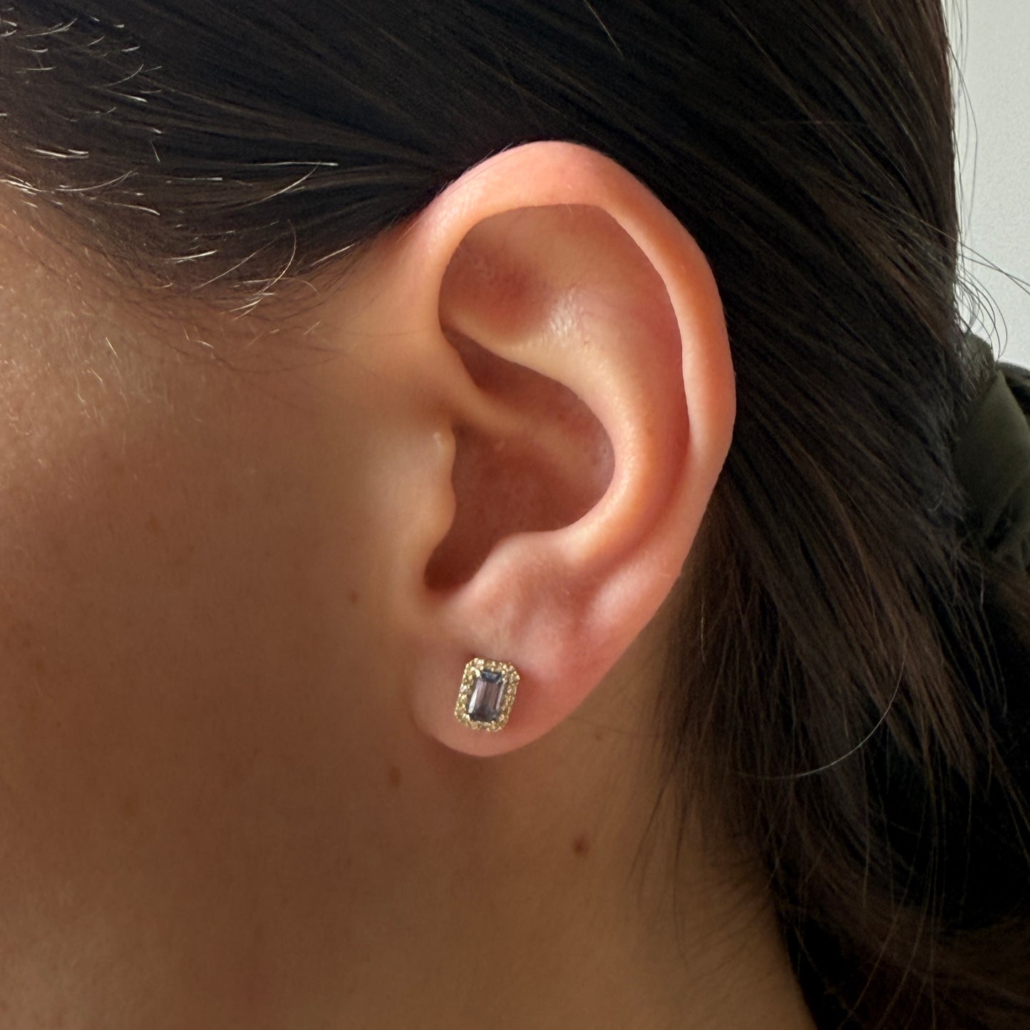 Aretes en oro amarillo 10k con zafiros corte esmeralda y halo de diamantes 0.13ctw