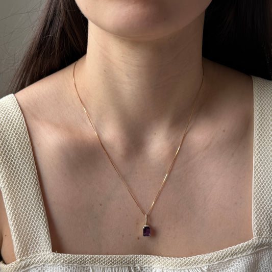 Dije de oro amarillo 10k con amatista rectangular y diamantes