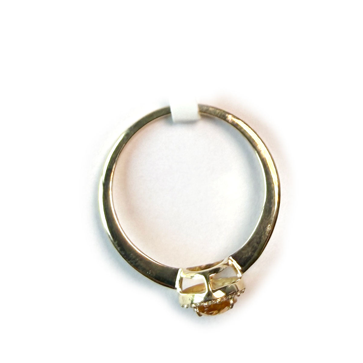 Anillo en oro amarillo 10k con citrino ovalado y halo de diamantes 0.12ctw