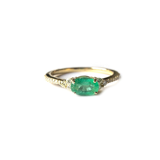 Anillo en oro amarillo 10k con esmeralda ovalada y diamantes 0.18ctw