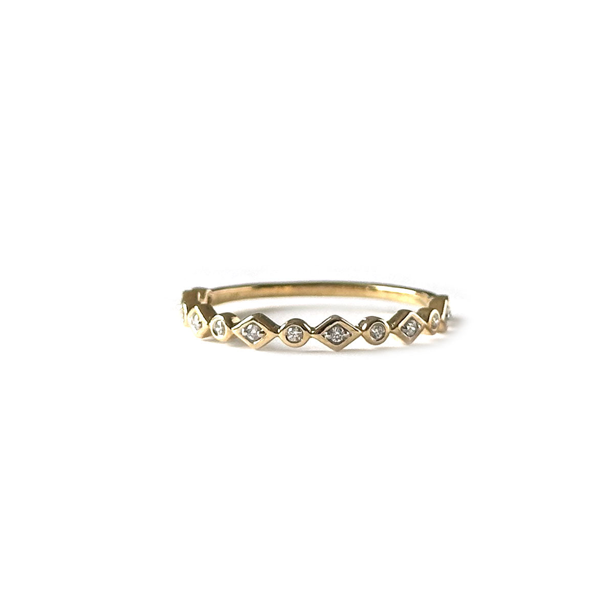 Anillo medio cintillo de rombo y círculo con diamantes 0.10ctw en oro amarillo 10k