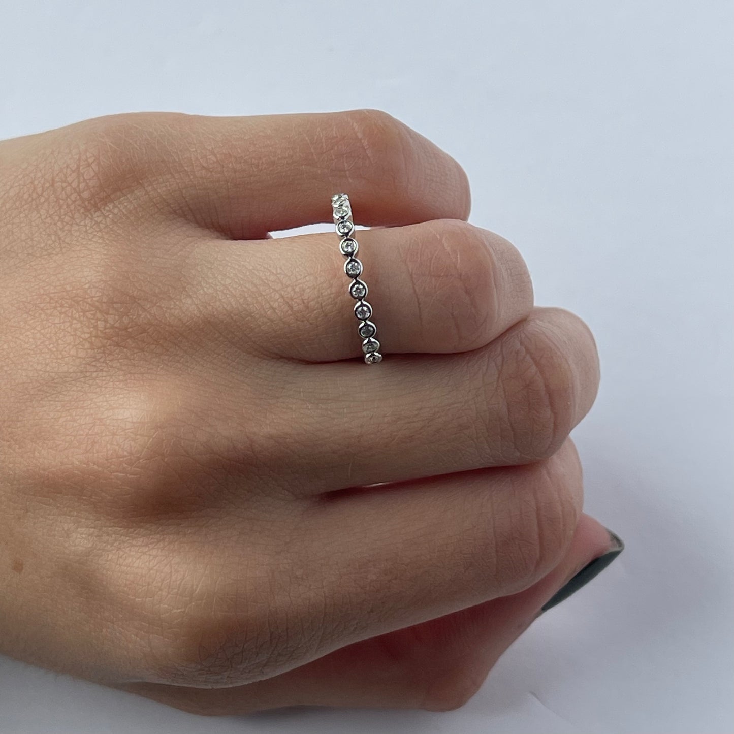 Anillo en oro blanco 14k con diamantes biselado 0.12ctw