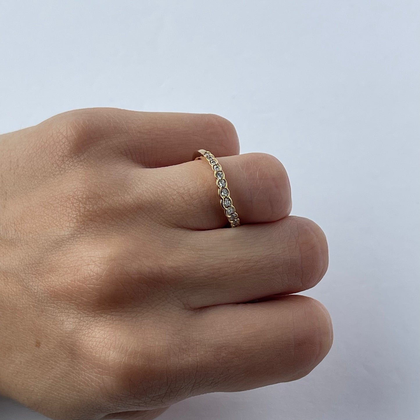 Anillo en forma de V en oro amarillo 14K con diamantes biselados 0.25ctw