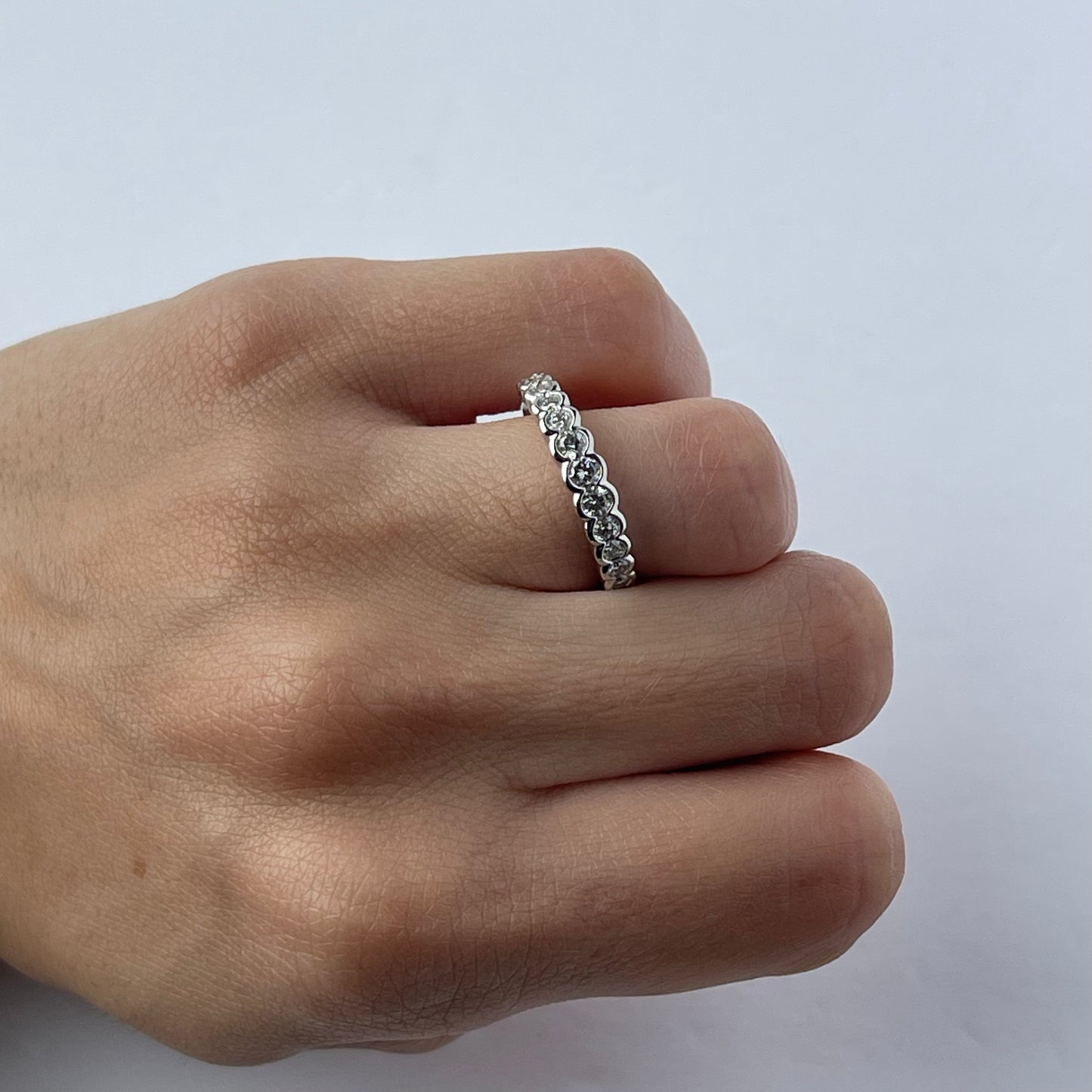 Anillo en oro blanco 14k con diamantes graduados biselados 0.50ctw