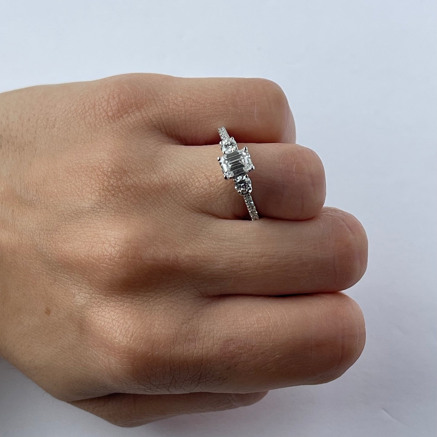 Anillo de compromiso en oro blanco 14K con diamantes de laboratorio.