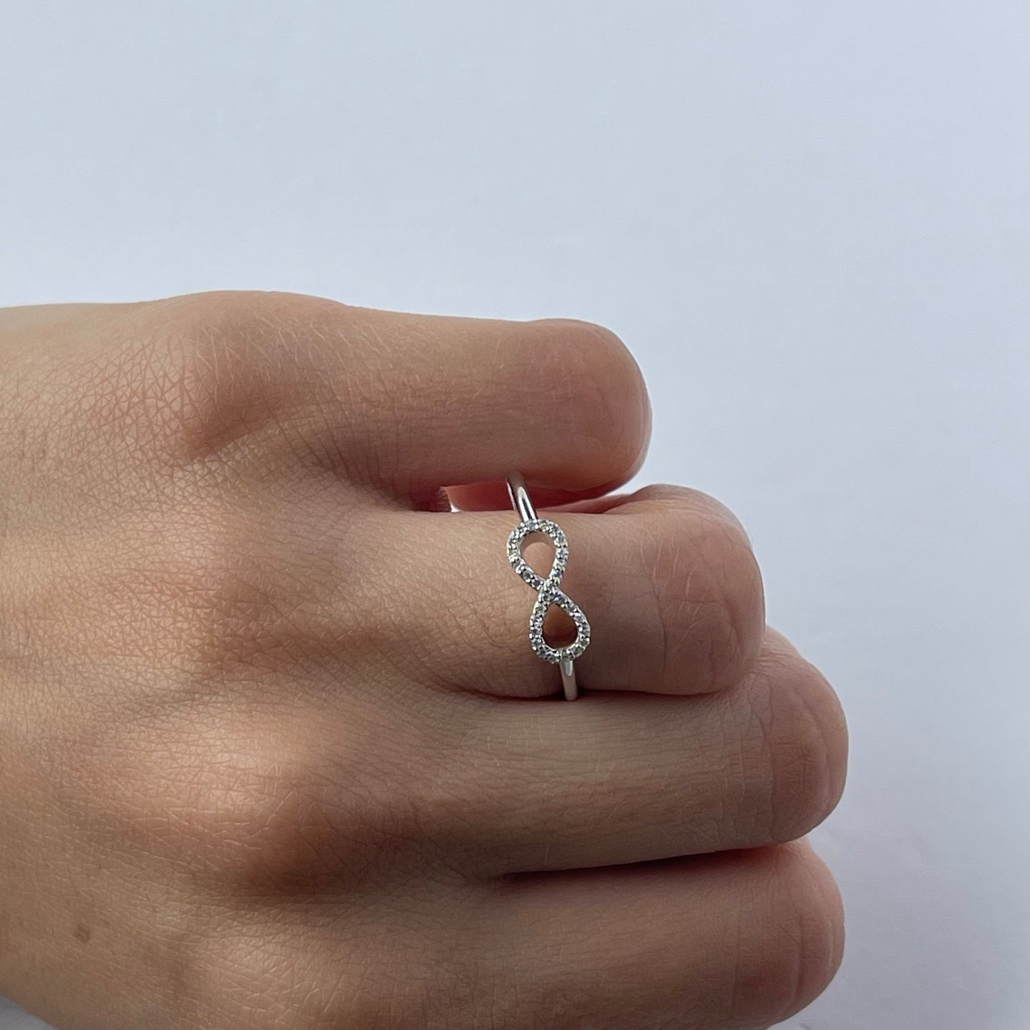 Anillo en oro blanco 10k con infinito de diamantes 0.12ctw