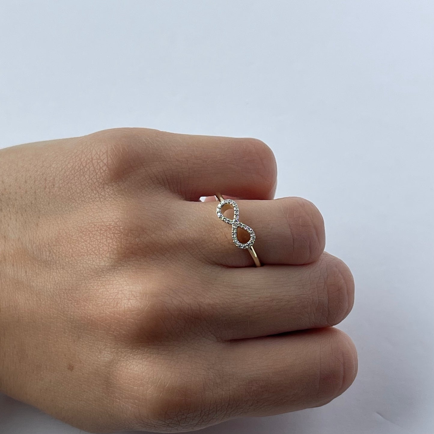 Anillo en oro amarillo 10k con infinito de diamantes 0.12ctw