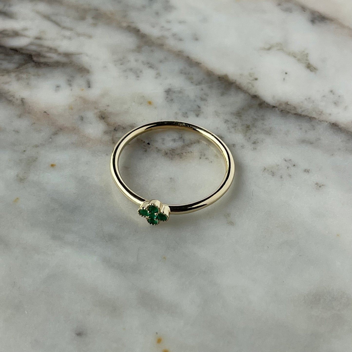 Anillo en oro amarillo 14K con trébol de diamantes