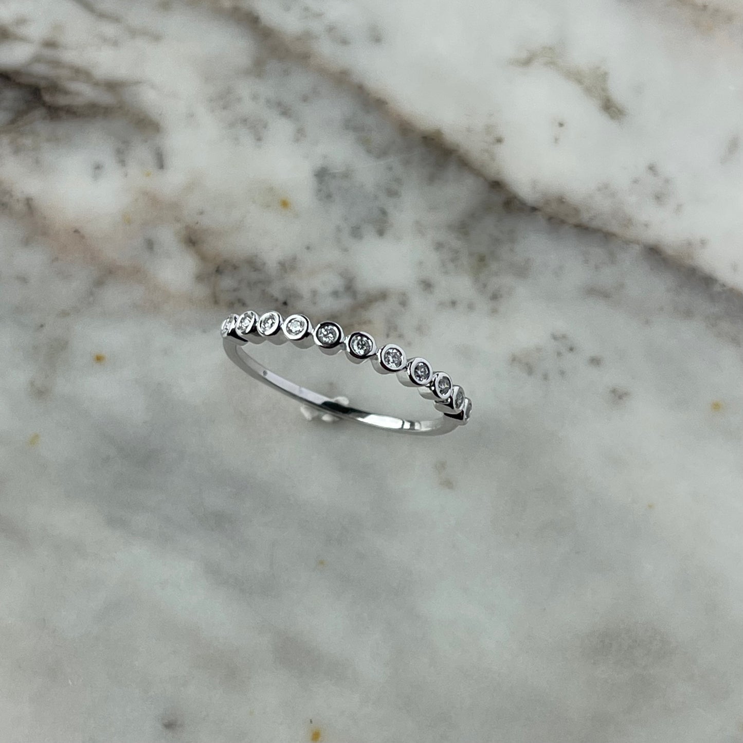 Anillo en oro blanco 14k con diamantes biselado 0.12ctw