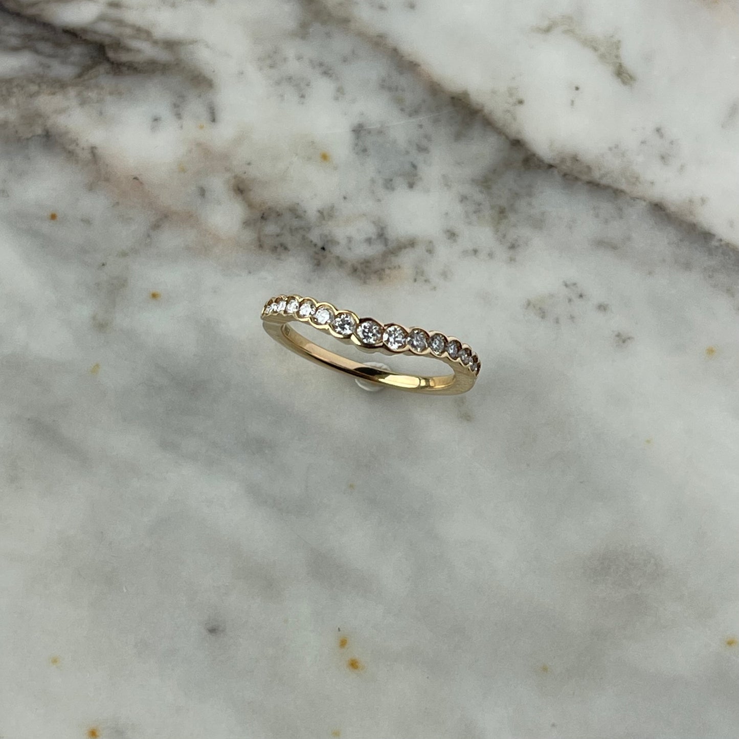 Anillo en forma de V en oro amarillo 14K con diamantes biselados 0.25ctw