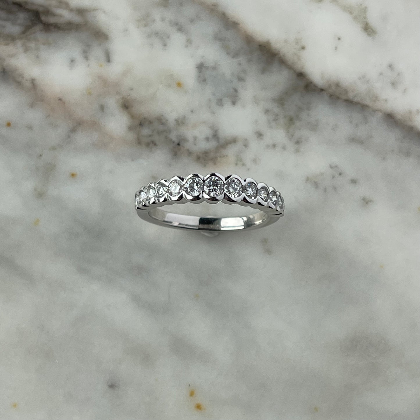 Anillo en oro blanco 14k con diamantes graduados biselados 0.50ctw