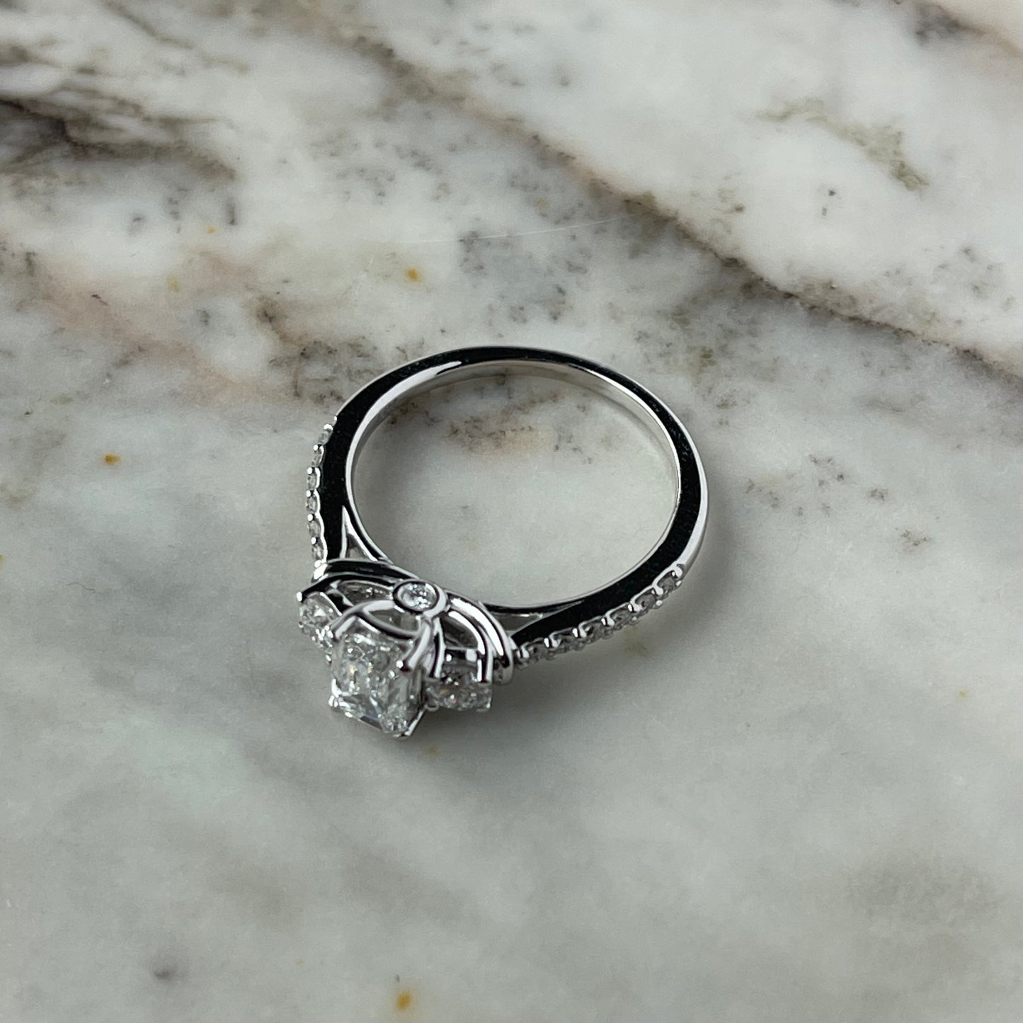 Anillo de compromiso en oro blanco 14K con diamantes de laboratorio.
