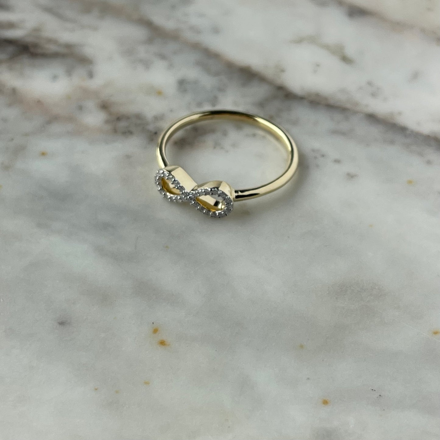 Anillo en oro amarillo 10k con infinito de diamantes 0.12ctw
