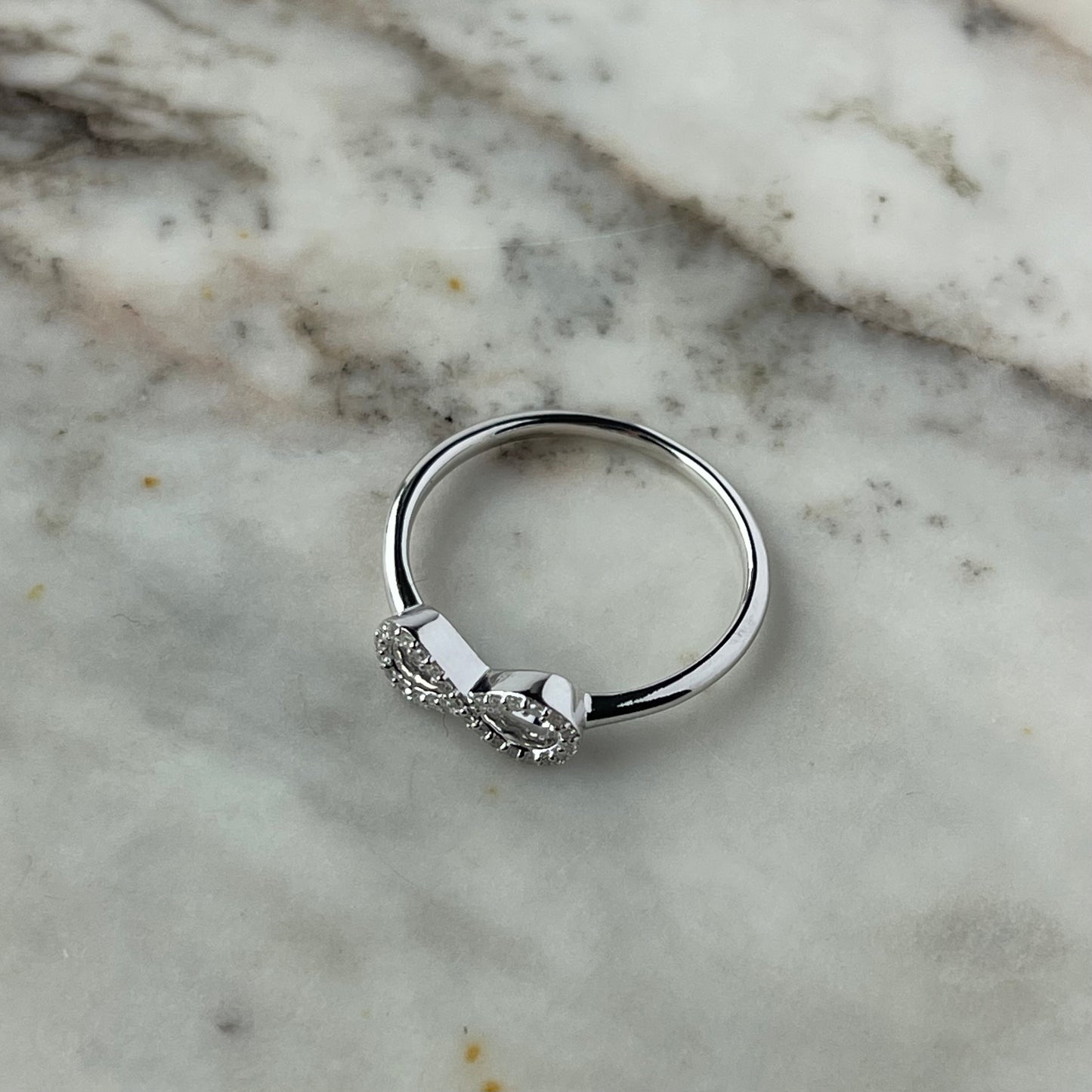 Anillo en oro blanco 10k con infinito de diamantes 0.12ctw