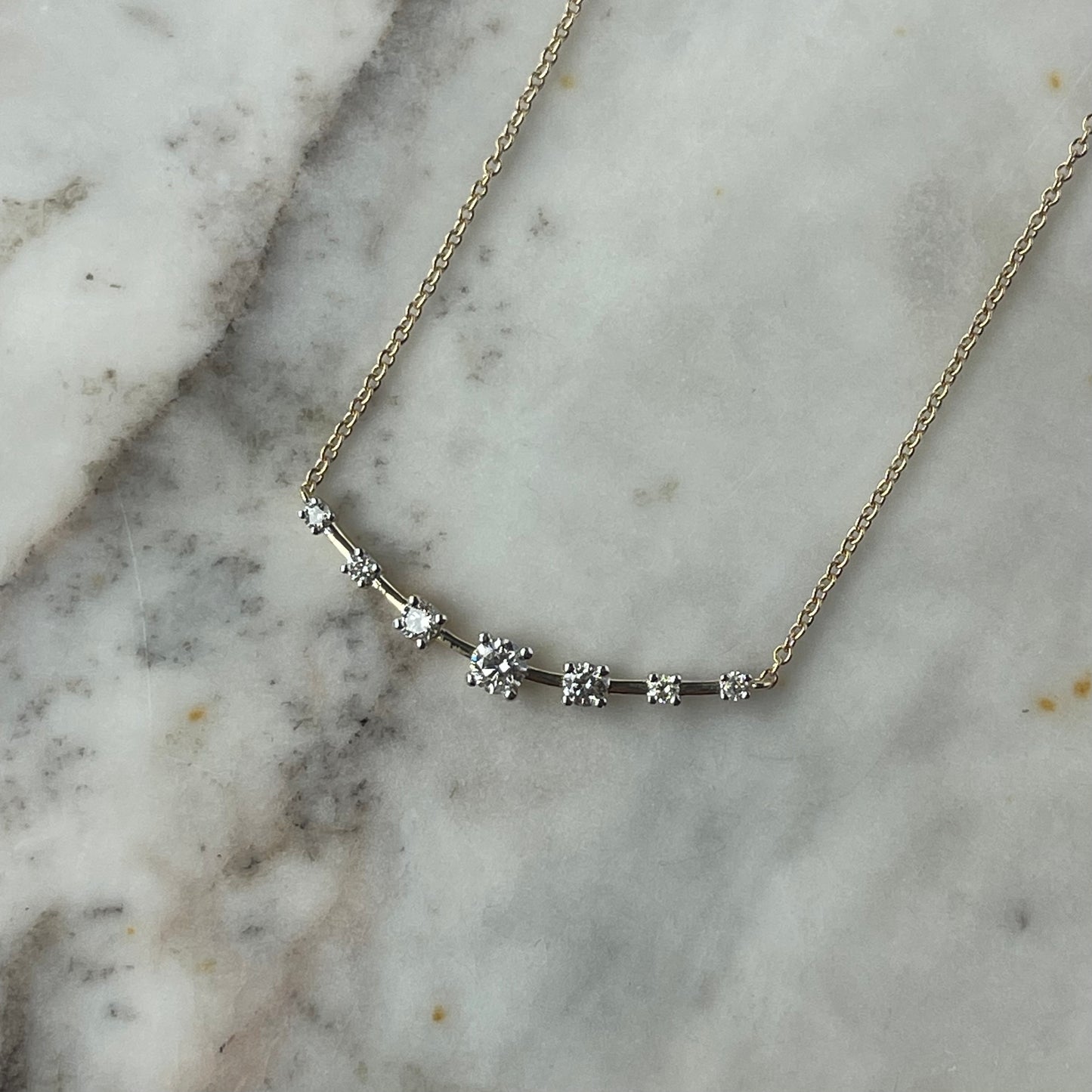 Collar de curva de diamantes 0.25 ctw en oro amarillo 10k
