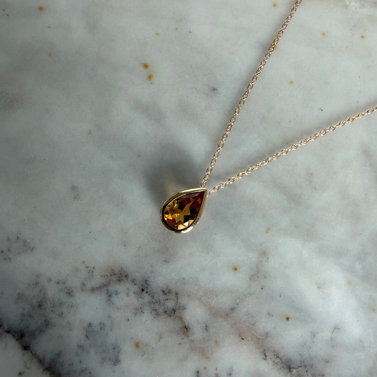 Collar en oro amarillo 10K con citrino corte pera biselado