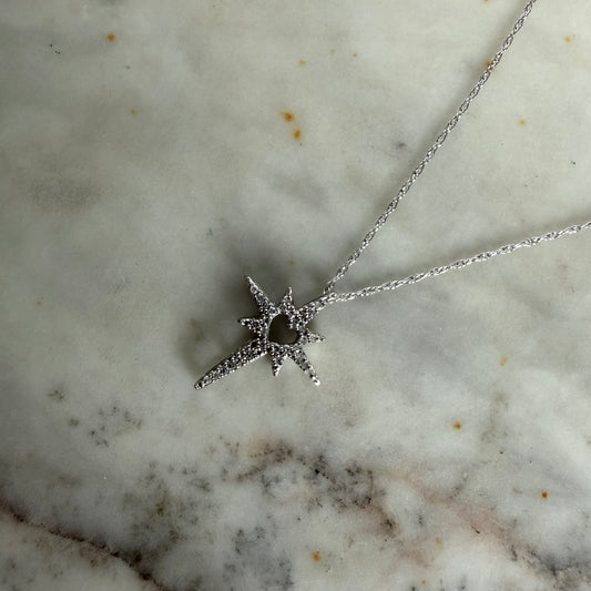 Collar en oro blanco 10K con dije de estrella polar de diamantes 0.10 ctw con corazón calado