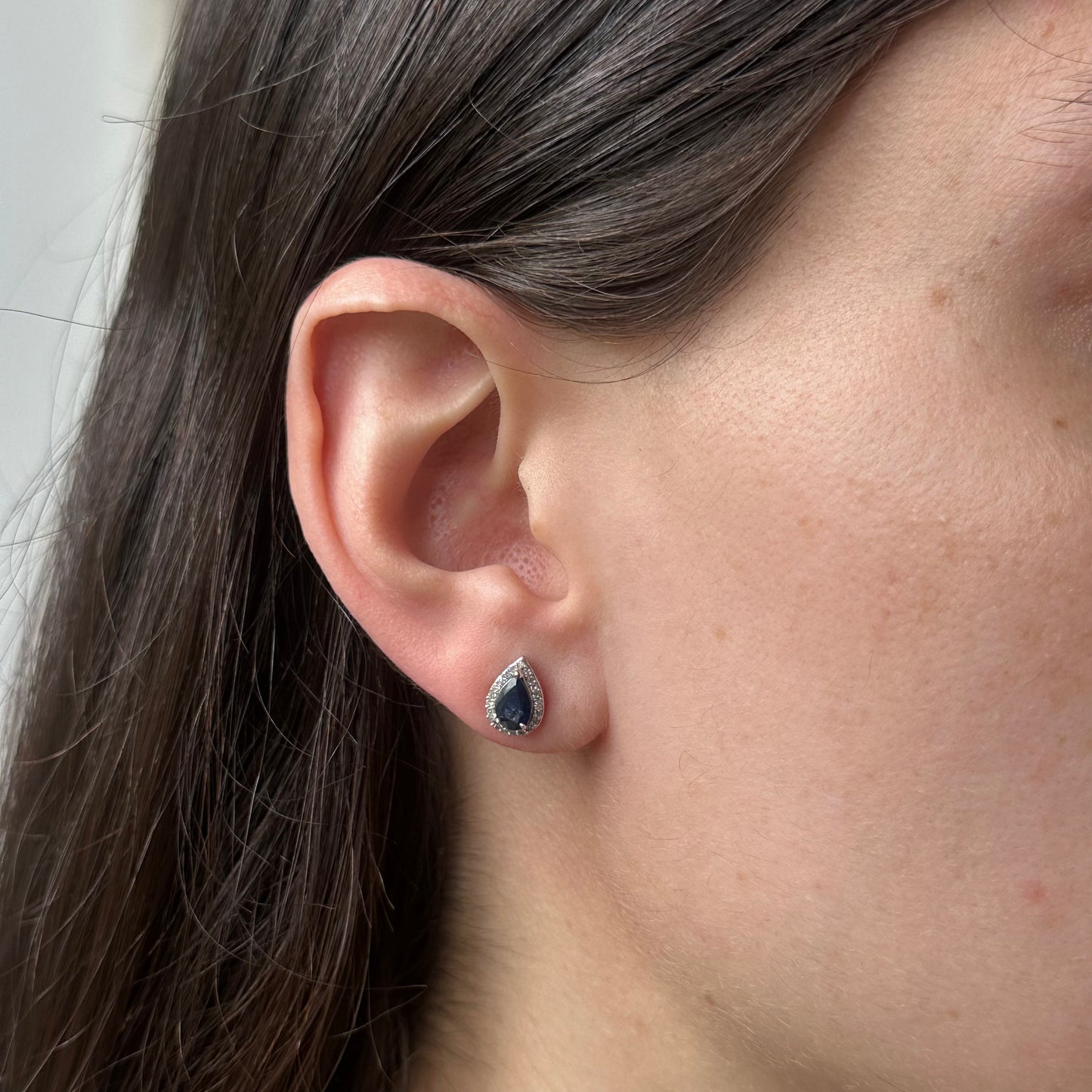 Aretes en oro blanco 10k con zafiro corte pera y halo de diamantes 0.12ctw