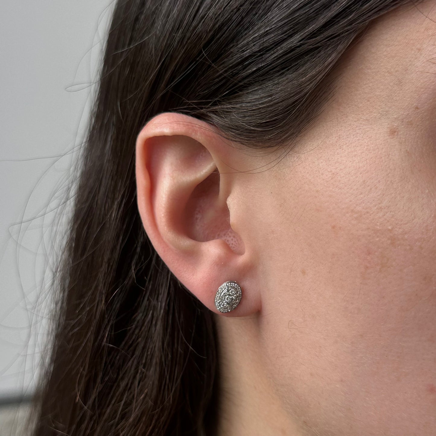 Aretes en oro blanco 10k ovalados con diamantes 0.25ctw