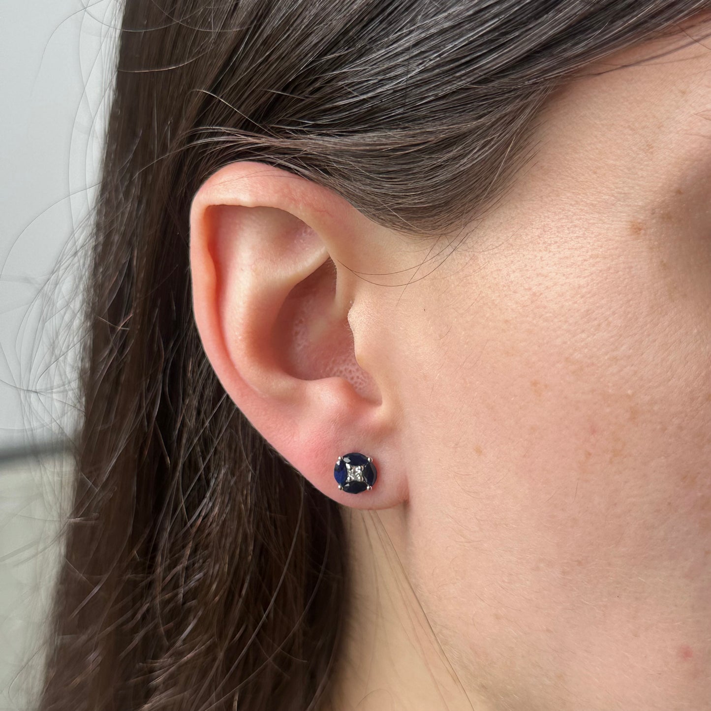 Aretes de plata redondos con marquesas de zafiro y diamante central 0.08ctw