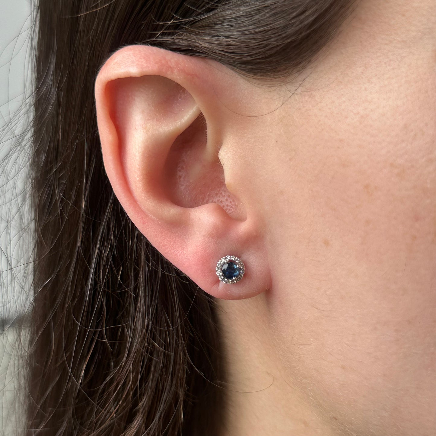 Aretes redondos en oro amarillo 10k con zafiros y halo de diamantes 0.10ctw