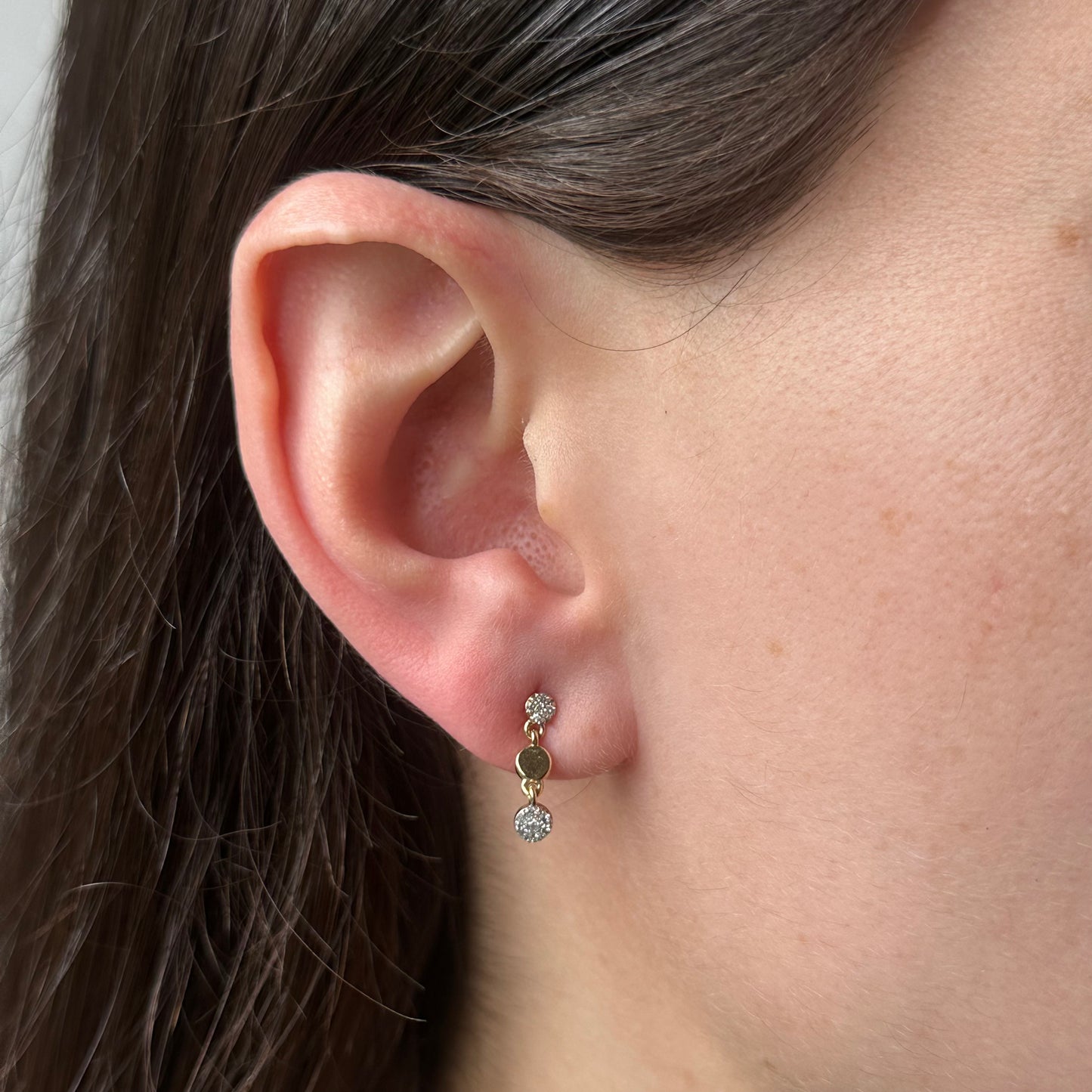 Aretes de tres círculos en oro amarillo 10k y diamantes 0.10ctw