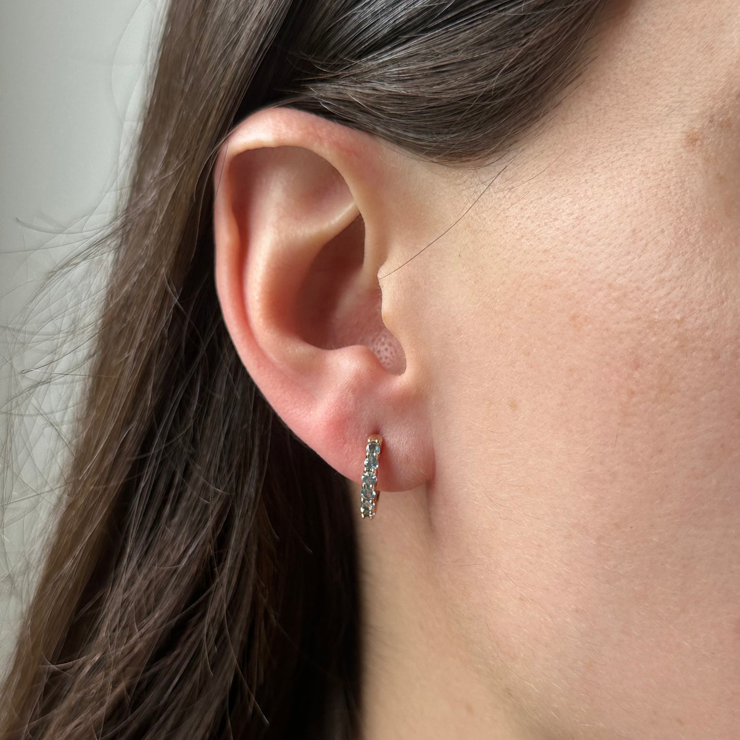 Huggies en oro amarillo 10k y Topacio azules