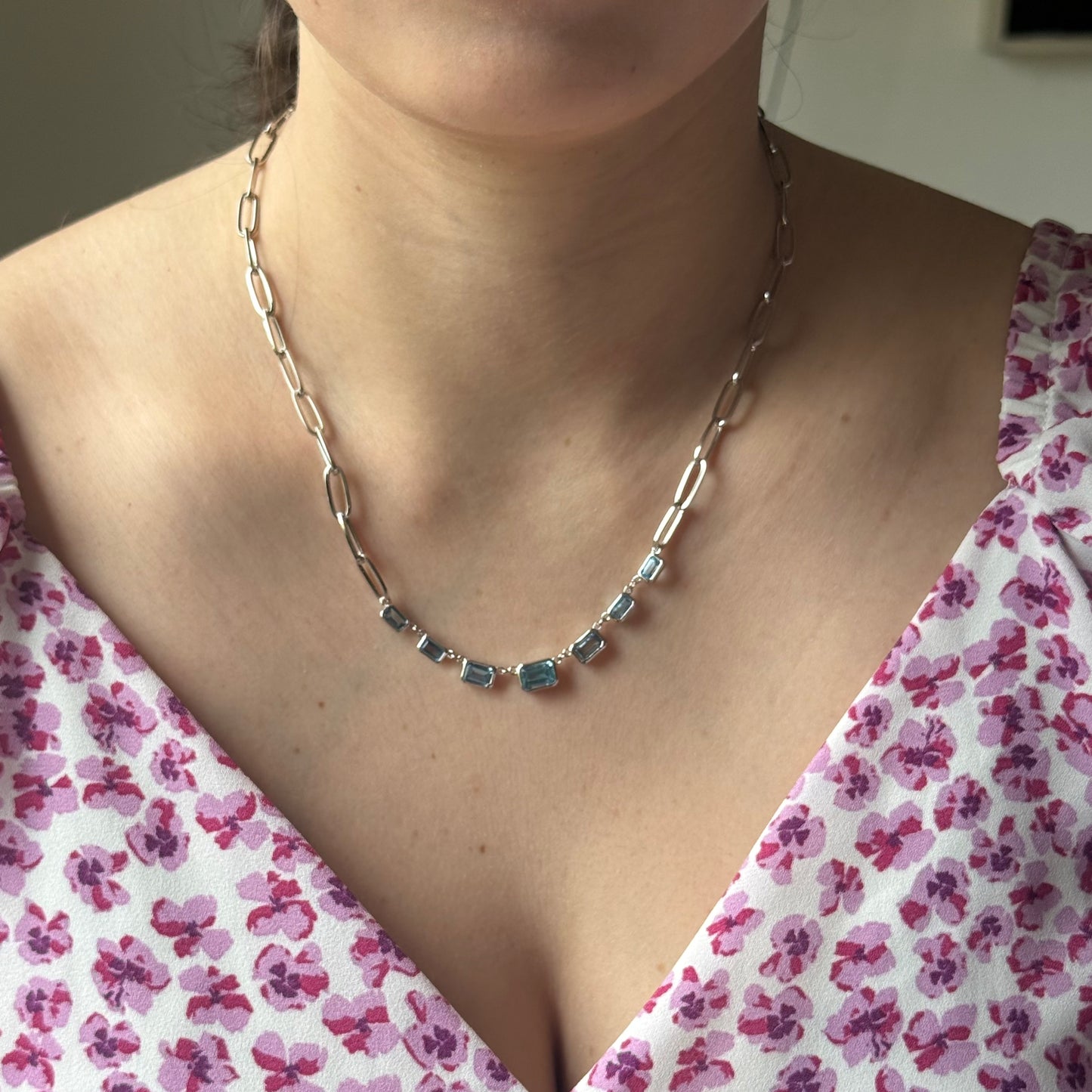 Cadena paperclip de plata con topacios biselados