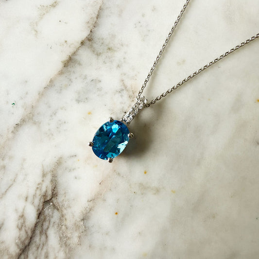 Cadena de plata con dije de topacio azul y zafiros blancos