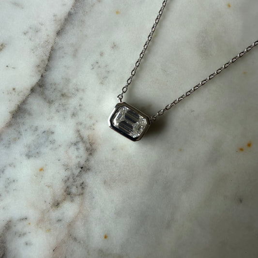 Collar en plata con dije de moissanita corte esmeralda