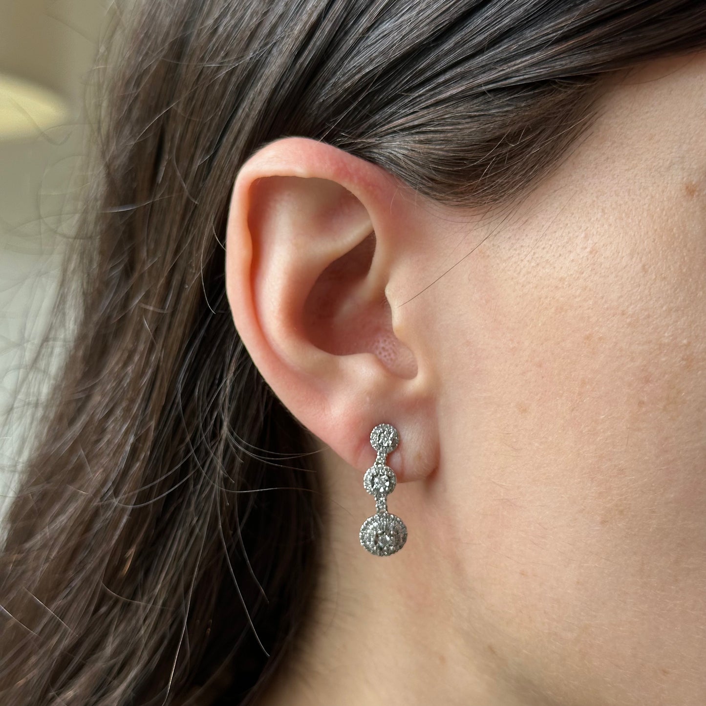 Aretes de tres círculos en oro blanco 10k con diamantes 0.50ctw