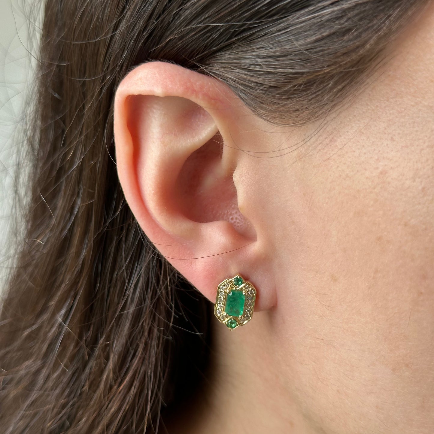 Aretes en oro amarillo 14k con esmeralda corte esmeralda y diamantes 0.30ctw