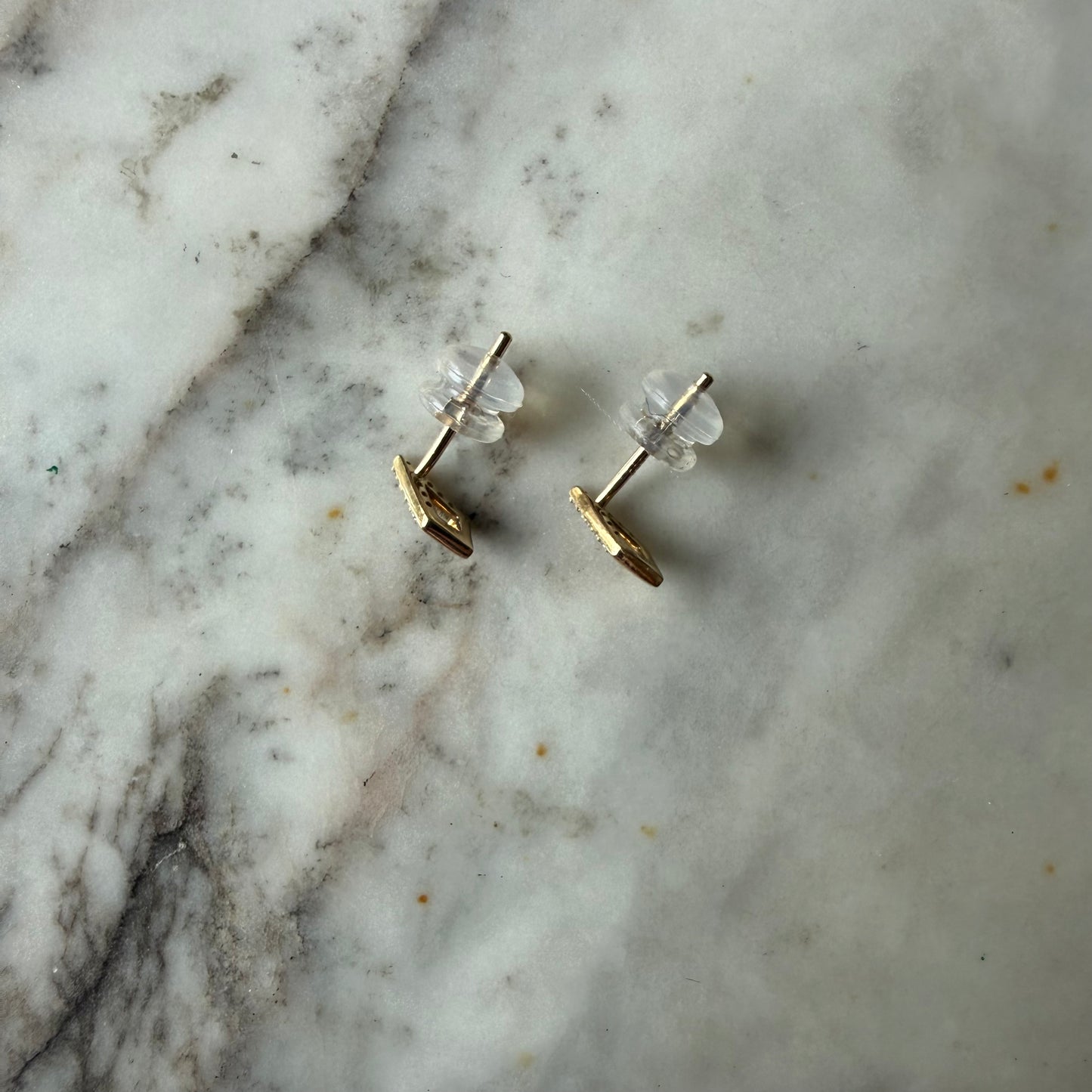 Aretes en oro amarillo 14K en forma de rombo con diamantes 0.05ctw