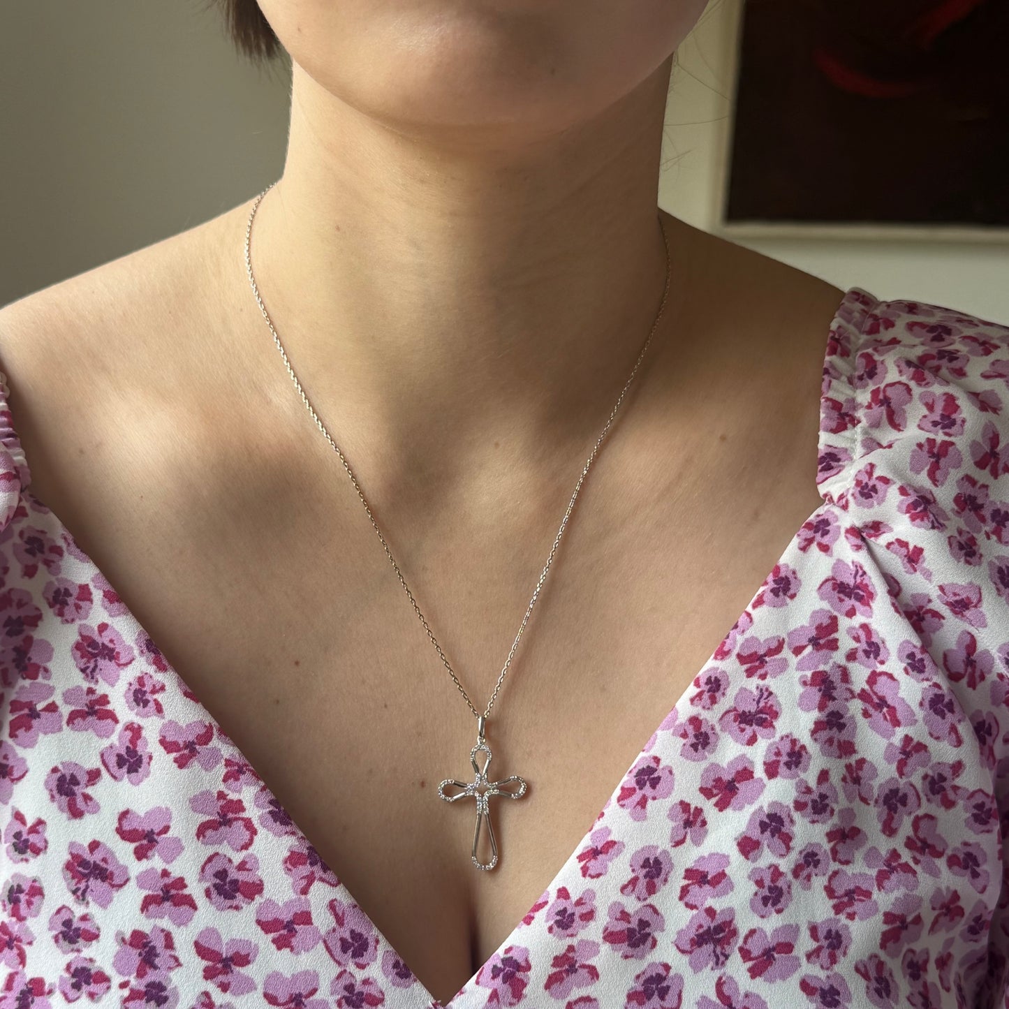 Collar en plata y cruz de curvas con diamantes de laboratorio 0.25ctw