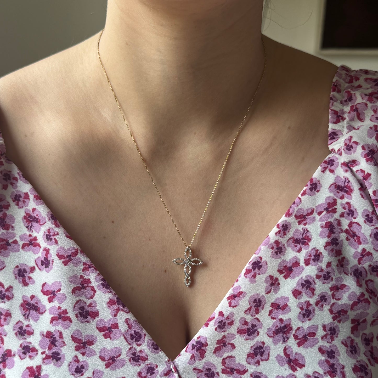 Collar en plata con baño de oro con cruz de curvas y puntas con diamantes de laboratorio 0.25ctw