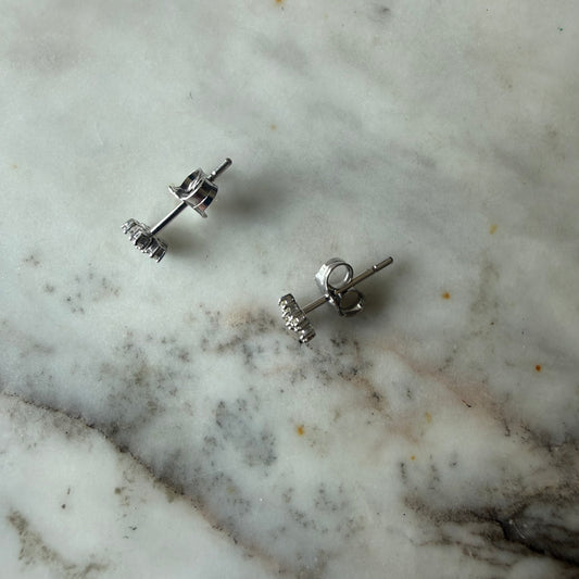 Aretes en oro blanco 18K de florcita de diamantes 0.15ctw