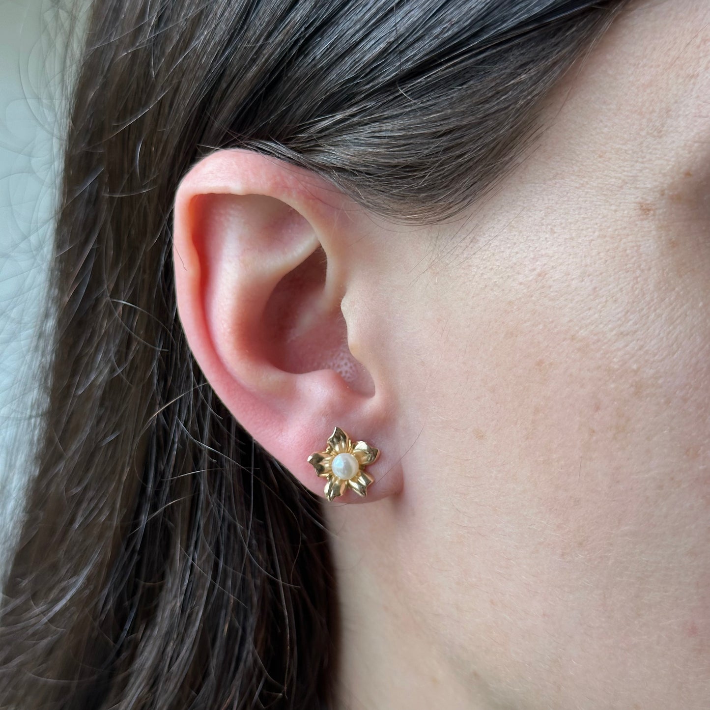 Aretes flor de oro 14K con perla central
