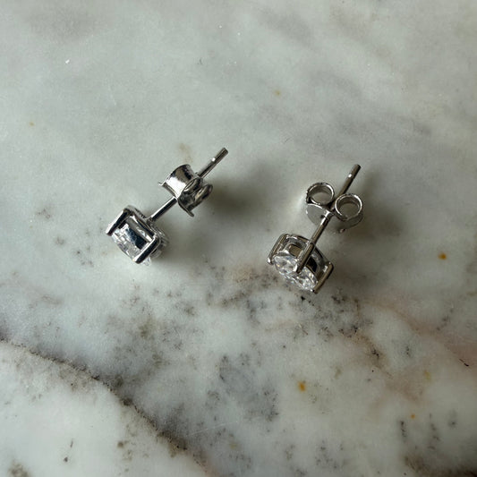 Aretes studs de moissanitas ovaladas 1ctw en plata