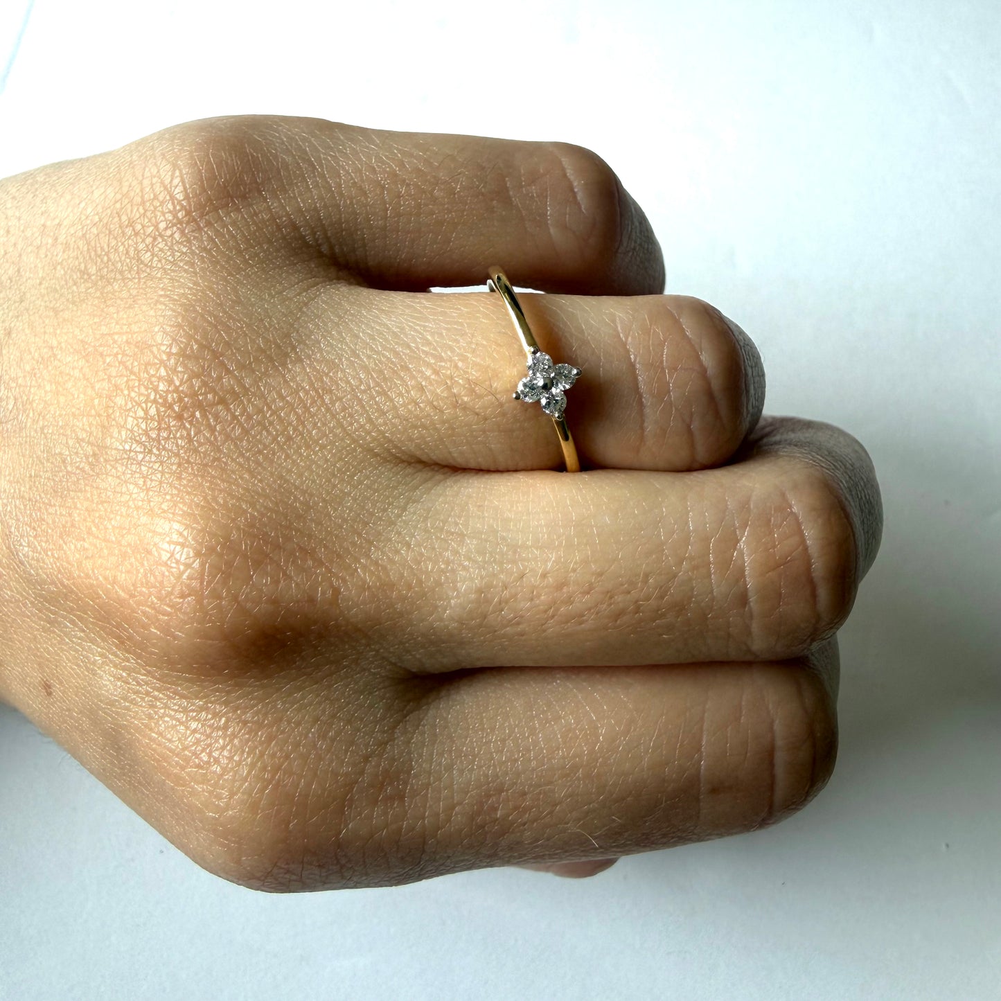 Anillo en oro amarillo 14K con florcita de cuatro diamantes 0.11ctw