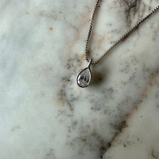Collar en plata con dije de diamante de laboratorio corte pera (gota) 0.25ct