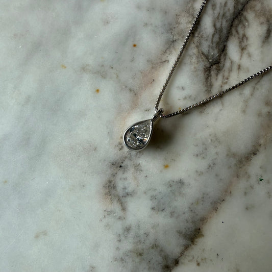 Collar en plata con dije de diamante de laboratorio corte pera (gota) 0.5ct