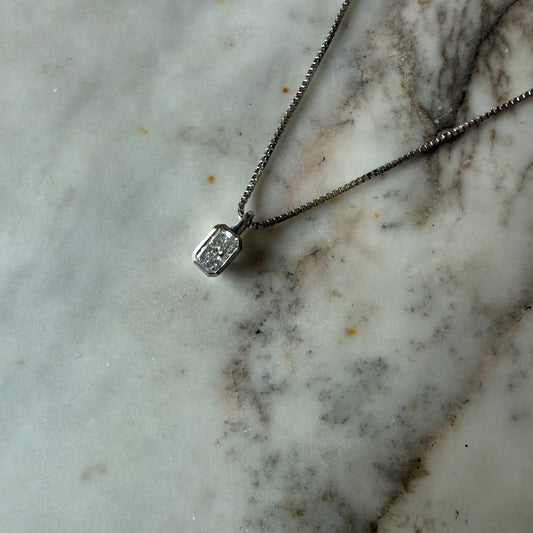 Collar en plata con dije de diamante de laboratorio corte radiante 0.5ct