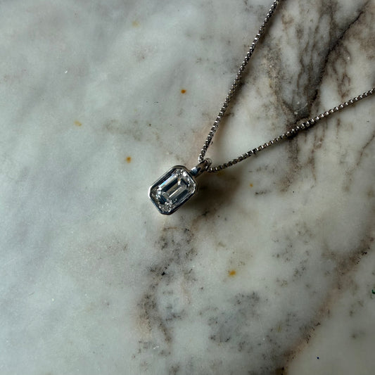 Collar en plata con dije de diamante de laboratorio corte esmeralda 0.5ct