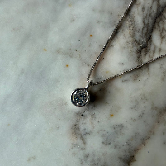 Collar en plata con dije de diamante de laboratorio redondo 0.5ct