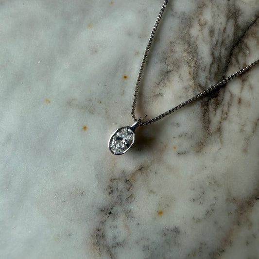 Collar en plata con dije de diamante de laboratorio ovalado 0.25ct
