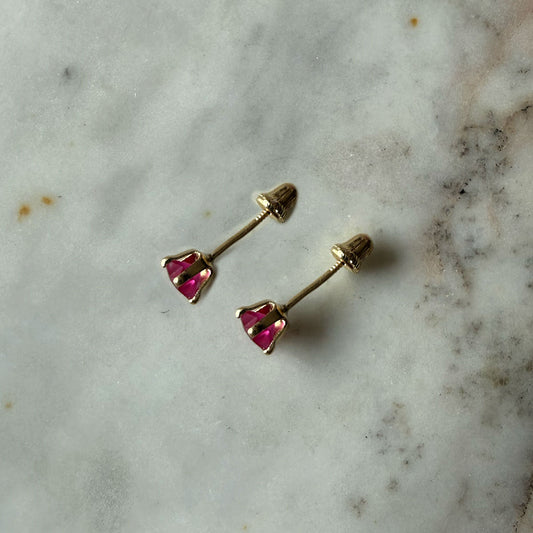 Aretes estrella con circón fucsia en oro amarillo 14K con tope rosca