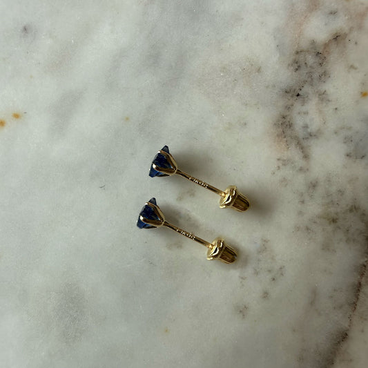 Aretes mini estrella con circón azul en oro amarillo 14K con tope rosca.