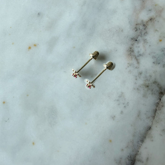 Aretes en oro amarillo 14K con flor de pétalos de oro y circonita fucsia con tope rosca