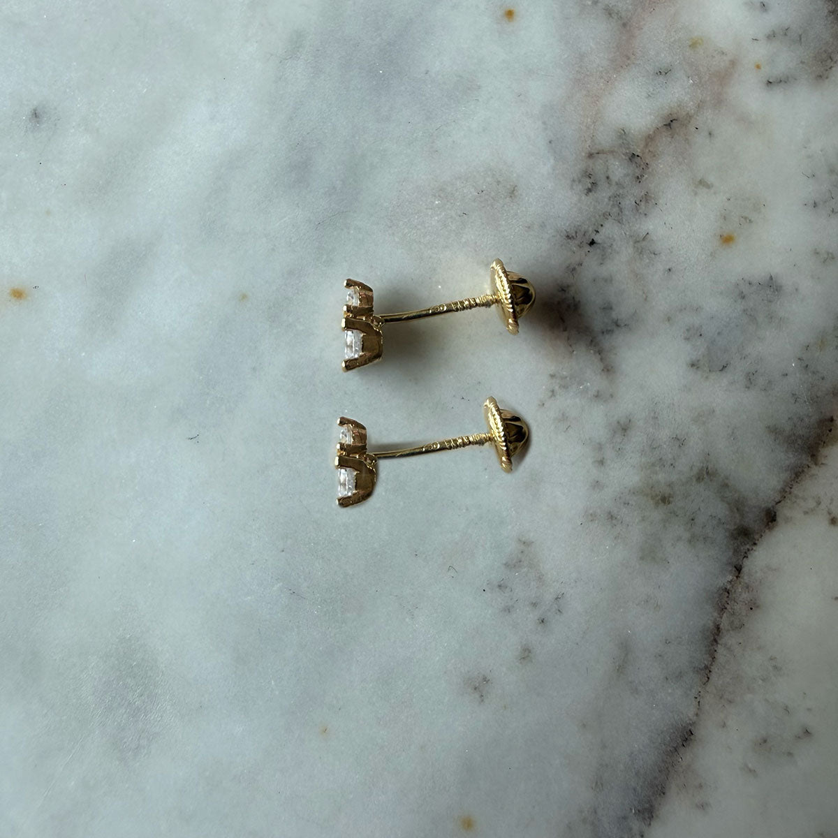 Aretes tu y yo de circonita blanca y blanca con tope rosca en oro amarillo 18K