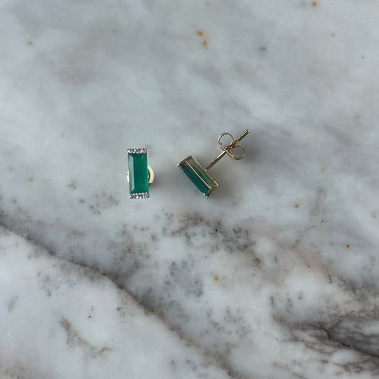 Aretes en oro amarillo 14K con ónix verde rectangular y diamantes 0.06ctw